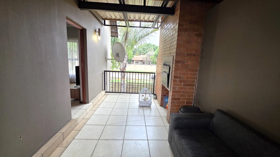 To Let 2 Bedroom Property for Rent in Melodie North West